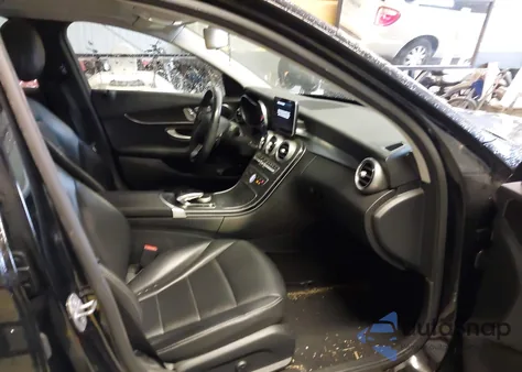 2016 Mercedes-Benz C 300 4Matic z USA, uszkodzony, nr VIN 55SWF4KB6GU171070